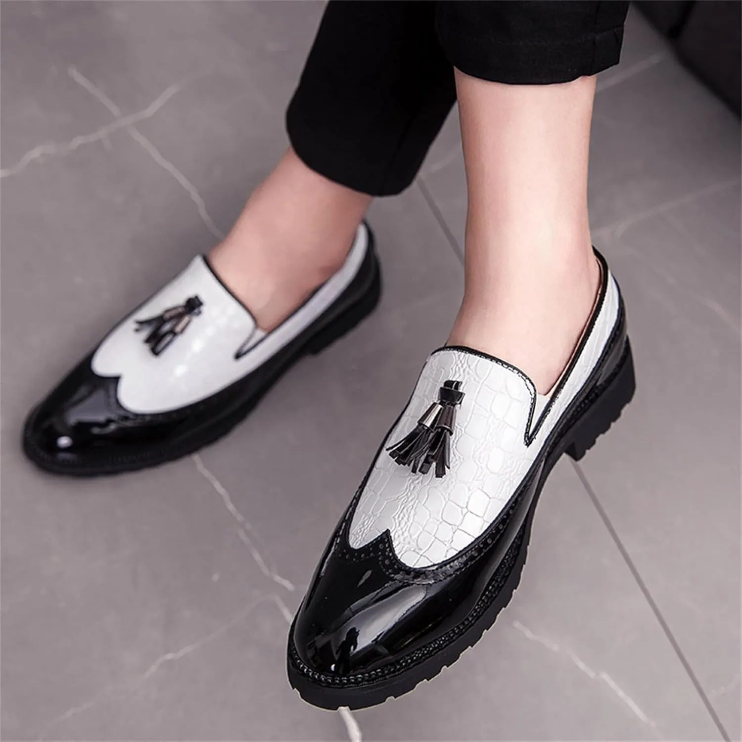 Men's Patent Leather Crocodile Pattern Tassels Slip On Loafers FashionRetro Wingtip Low Top Smoking Shoes for Business Wedding Party Formal