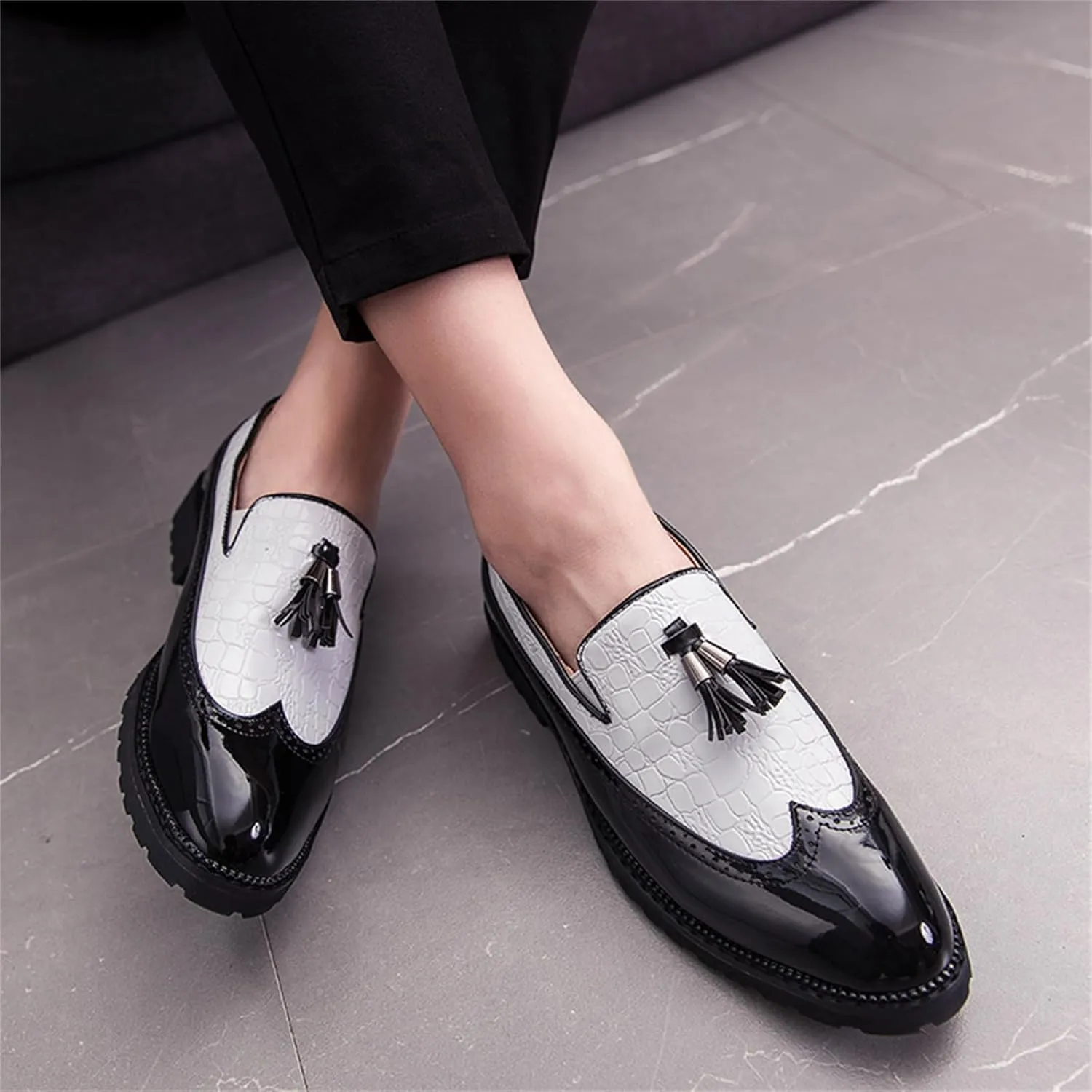 Men's Patent Leather Crocodile Pattern Tassels Slip On Loafers FashionRetro Wingtip Low Top Smoking Shoes for Business Wedding Party Formal