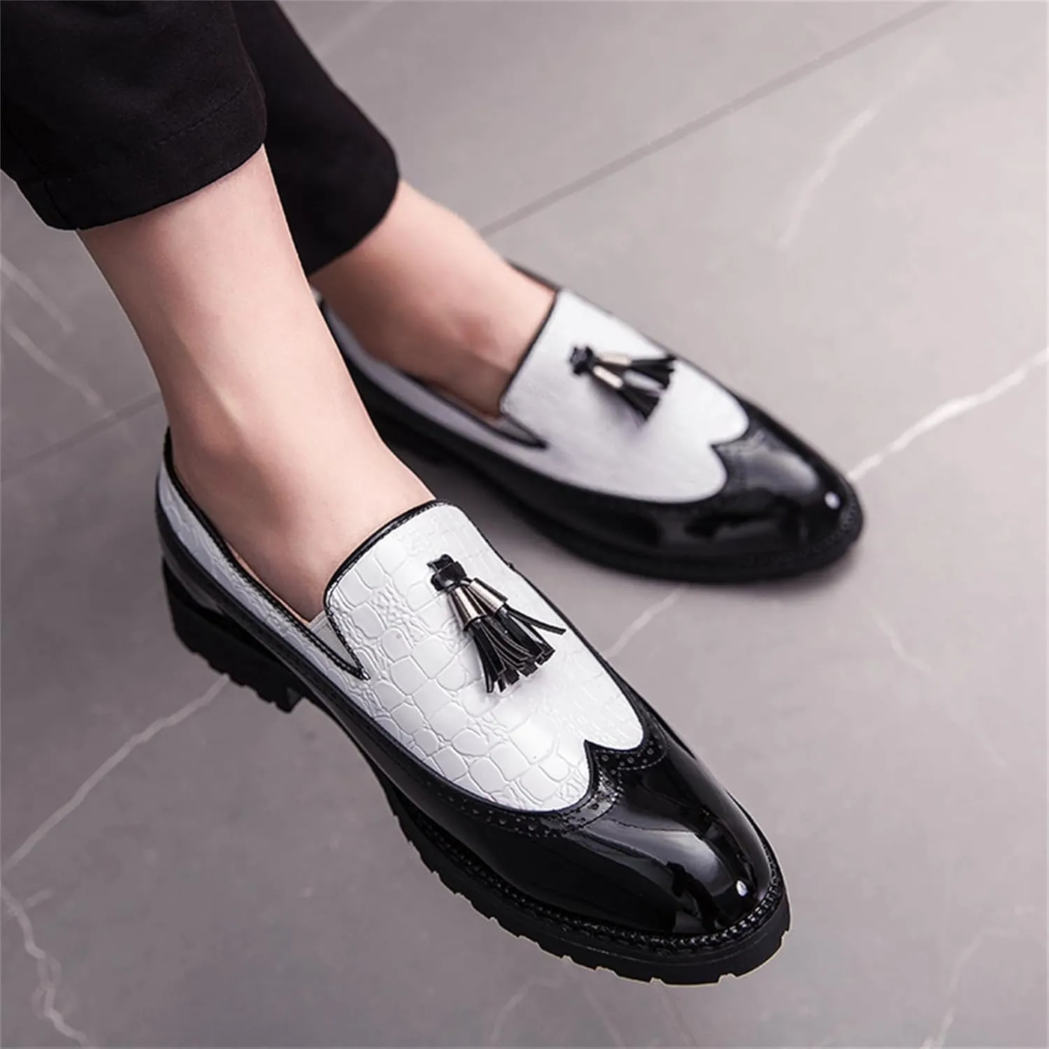 Men's Patent Leather Crocodile Pattern Tassels Slip On Loafers FashionRetro Wingtip Low Top Smoking Shoes for Business Wedding Party Formal