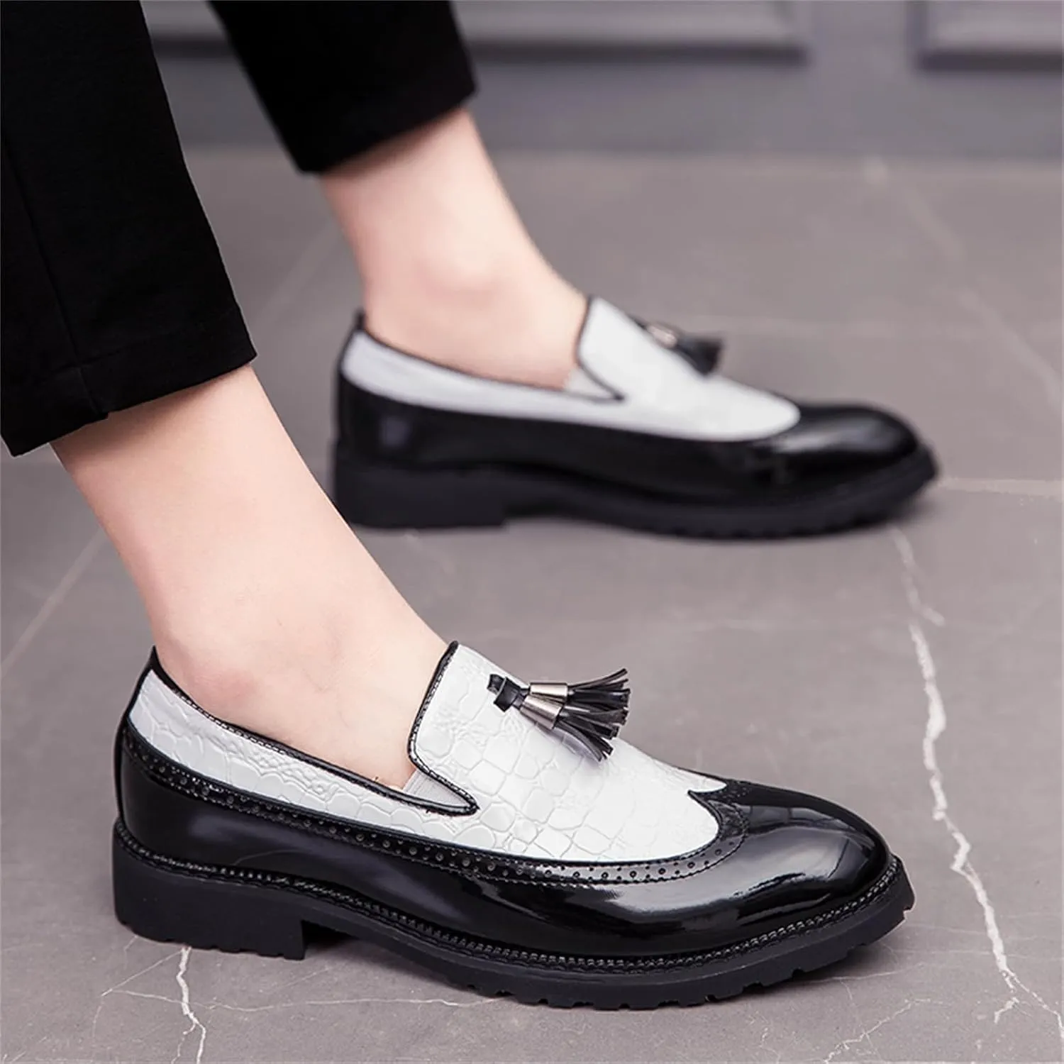 Men's Patent Leather Crocodile Pattern Tassels Slip On Loafers FashionRetro Wingtip Low Top Smoking Shoes for Business Wedding Party Formal