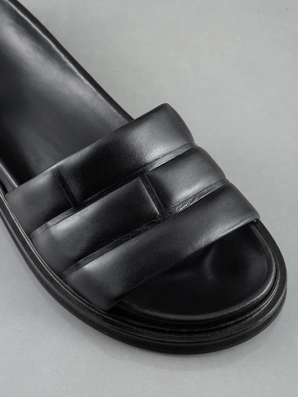 Multi-device compatible Men's Noir Sandal -- Virtual