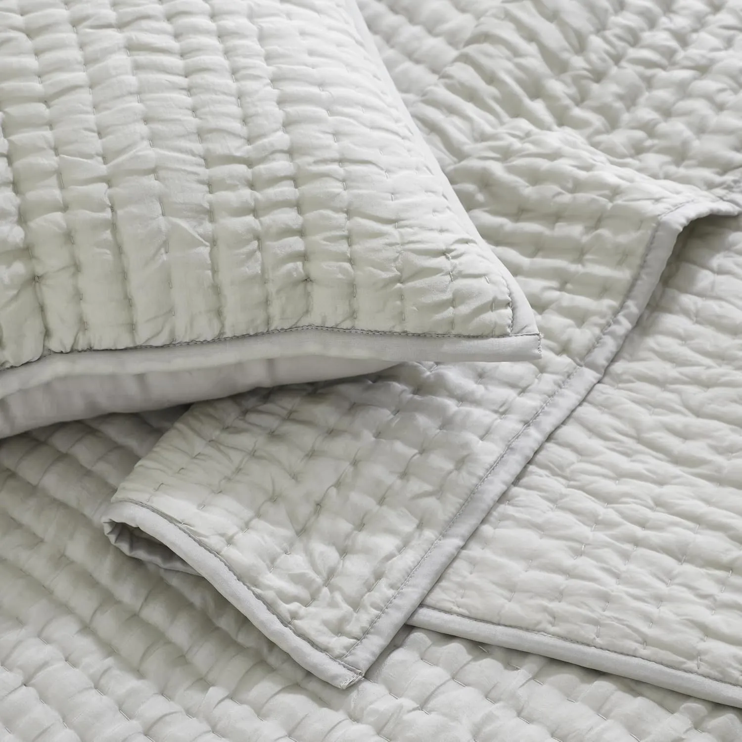 Superior 100% Silk Pick Stitch 3-Piece Quilt Set, 1 Medium Weight All-Season Coverlet, 2 Pillow Shams, Luxury Sets, Handmade Comfy Home Bedding, Cotton Fill, Bella Collection, Queen Size, Grey/Silver