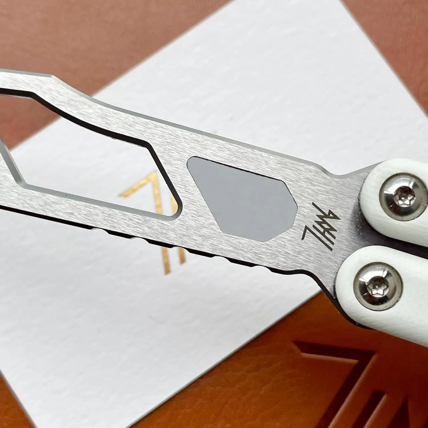 Thomas Refault Bowie, Strive for the Future, Fine-tuning Bushing System, 7075 AL with G10 / Ultem/Carbon Fiber Channel Handle, Multifunctional Tool (White G10 with Silver Trainer)