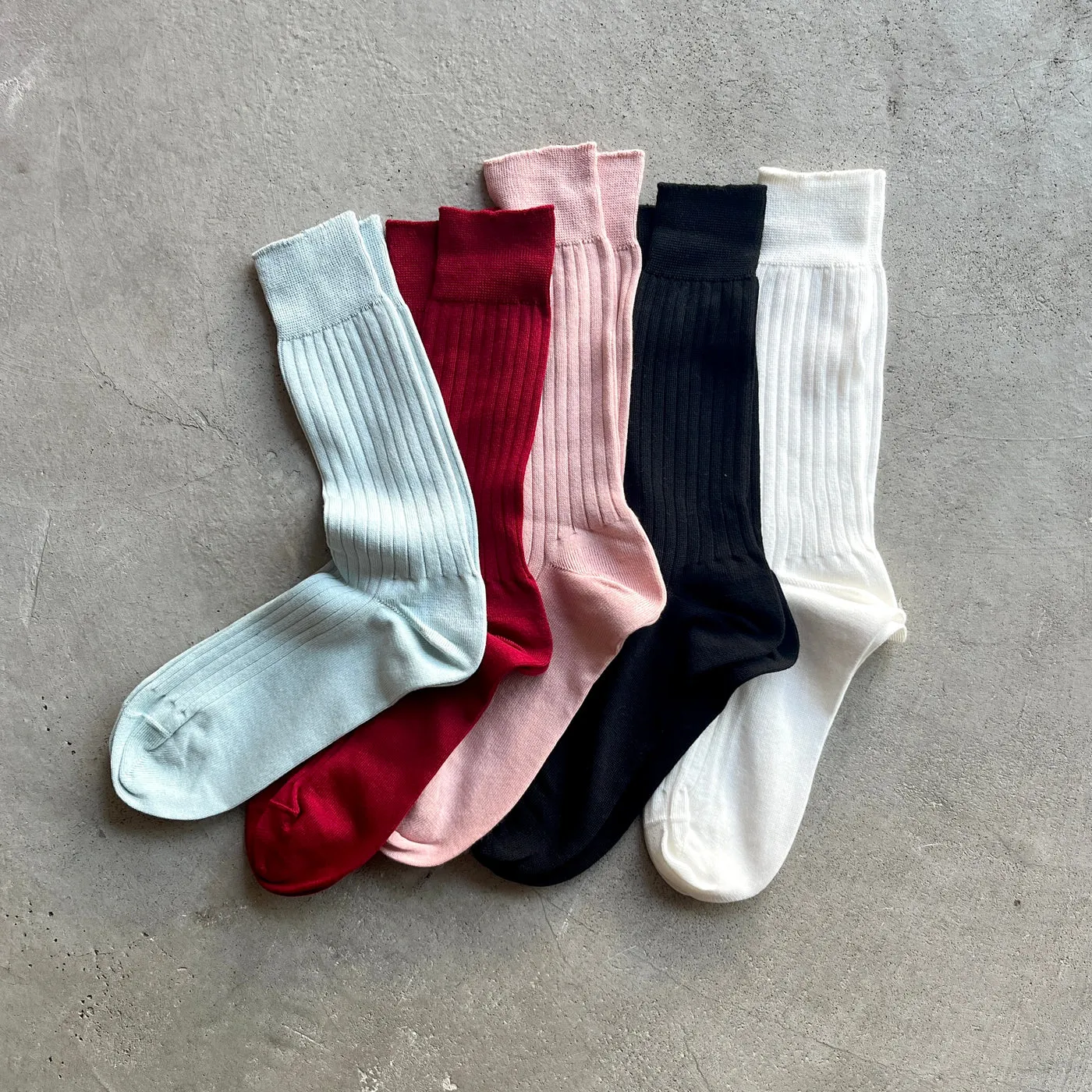 YAHAE ORGANIC COTTON RIBBED SOCKS: ROSE RED